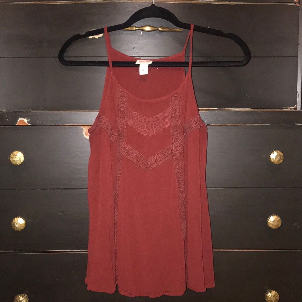 maroon tank top